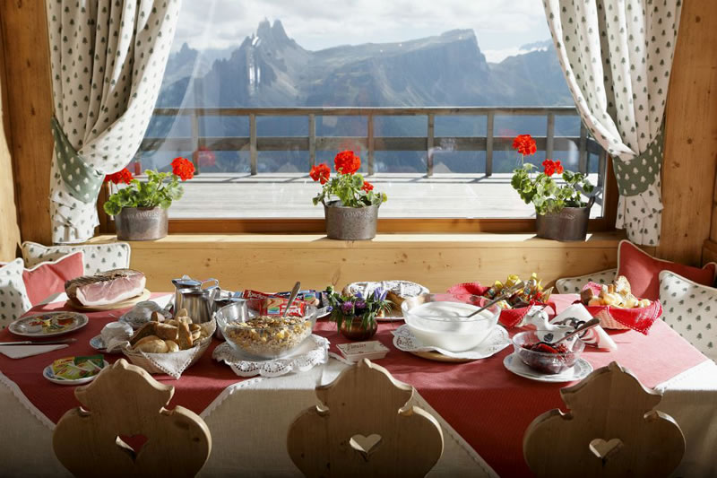 Ski Tour Partner Agency Arabba Holidays Skiing And Trekking Holiday On A Mountain Hut In The Dolomites Ski Instructor Hotel And Skibus Included Tour Of The Dolomites Dolomiti